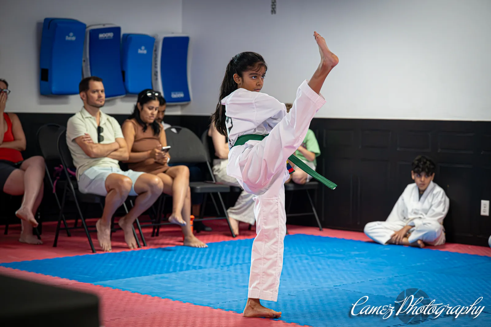 Jeune élève de HLD Taekwondo effectuant un coup de pied circulaire en plein entraînement
